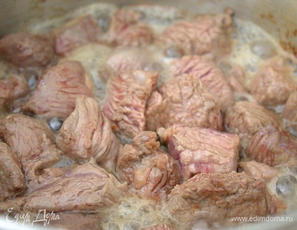 Перенести мясо в кастрюлю с толстым дном, на дно налить масло. В оригинале — куриный или гусиный жир.