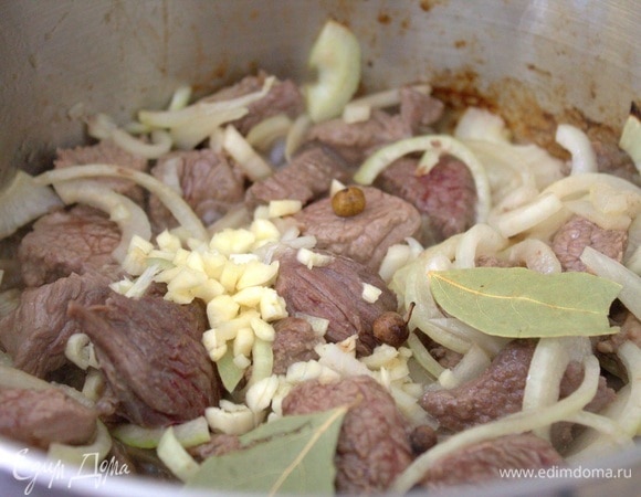 Чеснок, соль, перец горошком и лавровый лист. Посолить.