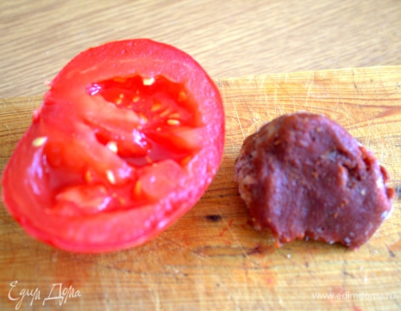 Помидор нарезать. Томатную пасту замораживаю после открытия банки в формочках для льда или в мини-формочках для выпечки.