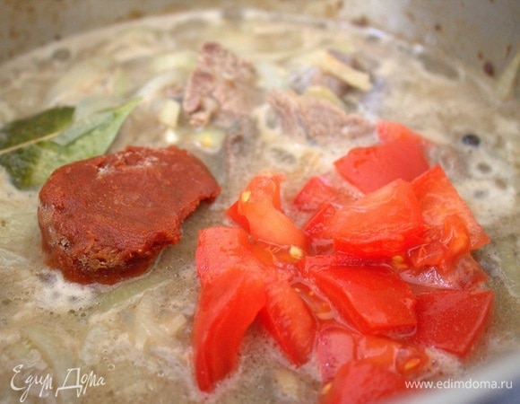 Влить воду (количество может быть больше, если много выкипит) и добавить помидор с томатной пастой.