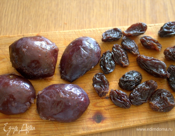 Чернослив или сливу нарезать. Изюм промыть.