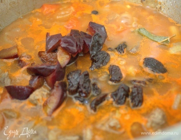 Добавить к мясу. Изюм после тушения растворится полностью.