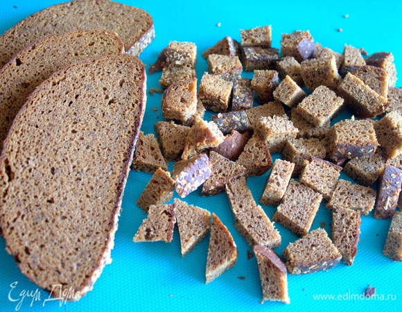 Нарезать ломти кубиком.