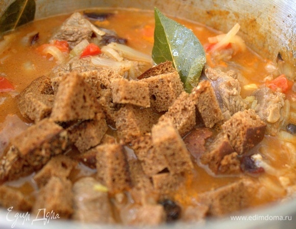 Пересыпать хлеб в мясной соус.