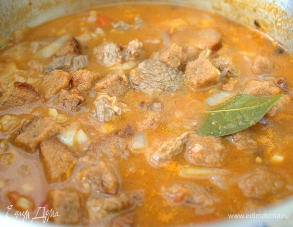 Перемешать, чтобы хлеб был полностью пропитан, и томить под крышкой 1,5–2 часа.