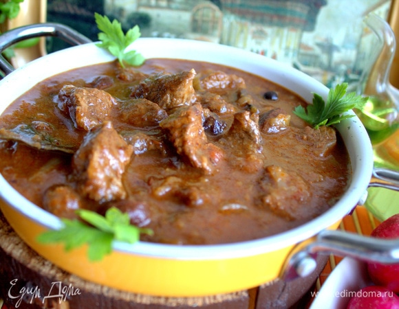 Итак, томленое мясо готово. Подаем со свежими овощами и зеленью.