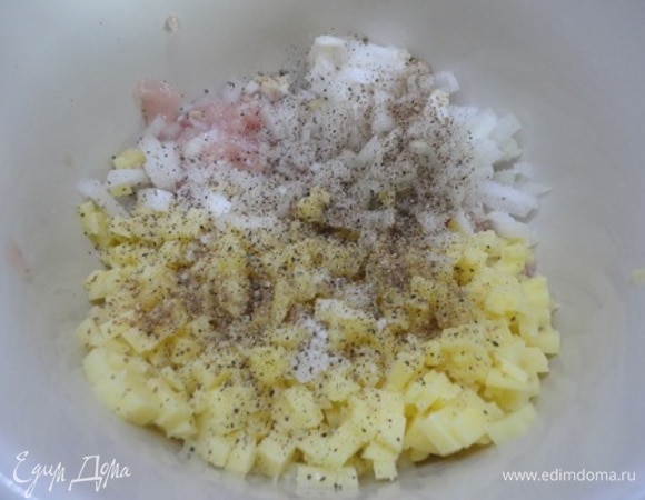 Приготовим начинку. Я предпочитаю в этом рецепте филе курицы нарезать ножом на мелкие кубики, а не пропускать через мясорубку. Также мелко нарезает картофель (среднего размера) и луковицу (крупную). Солим, перчим, добавляем кориандр.