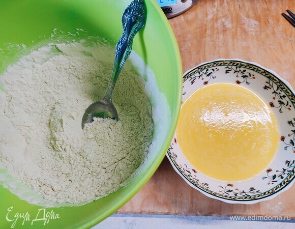 Муку смешать с содой, солью и дрожжами. Молоко подогреть. Сливочное масло растопить и смешать с молоком. Соединить муку с жидкостью.