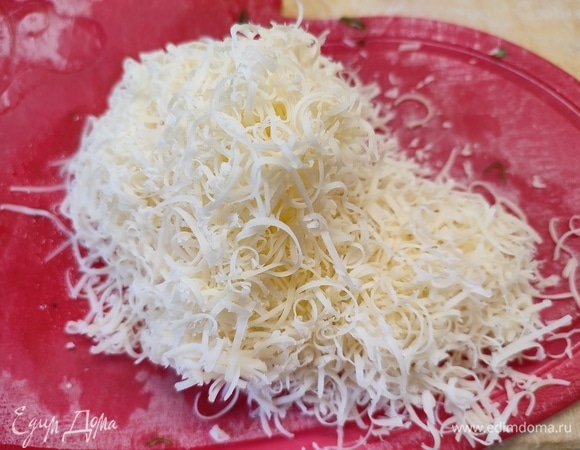 Сыр натереть на мелкой терке.