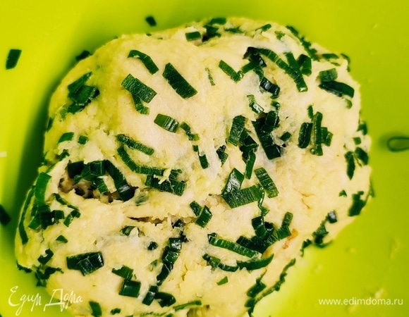 В тесто добавить лук, сыр и кунжут. Вымесить до однородности, оставить в теплом месте на 30 минут.