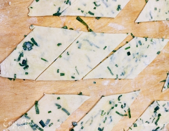 Раскатать в тонкий пласт и нарезать полосками, ромбами, квадратиками — той формы, которая вам больше нравится. Выпекать 15 минут при температуре 170°C. Готовые крекеры надо остудить. Пока они теплые, будут мягкими. По мере остывания печенье твердеет.