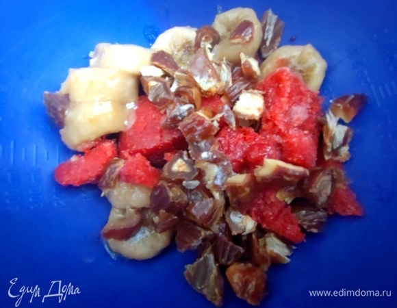 В бананы и клубничное пюре покрошить финики.