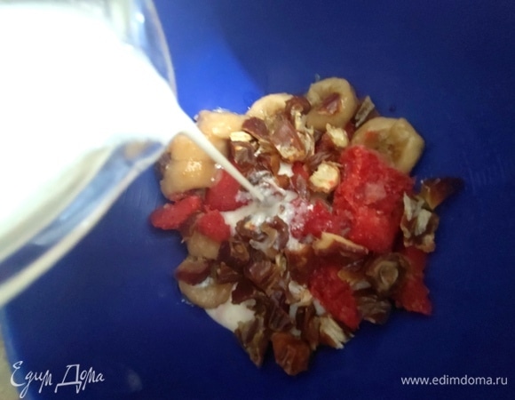 Залить фрукты с ягодами кефиром.