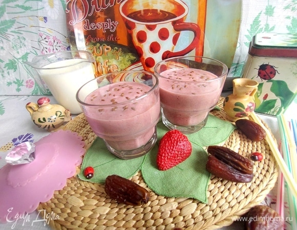 Если используете свежую клубнику и банан, то перед подачей охладите напиток.