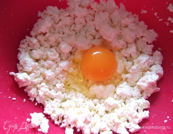 В творог вбить яйцо со щепоткой соли.