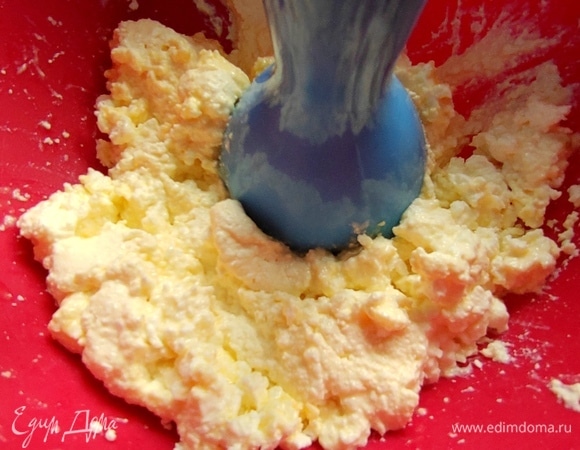 Так как творог крупинчатый, взбила блендером.