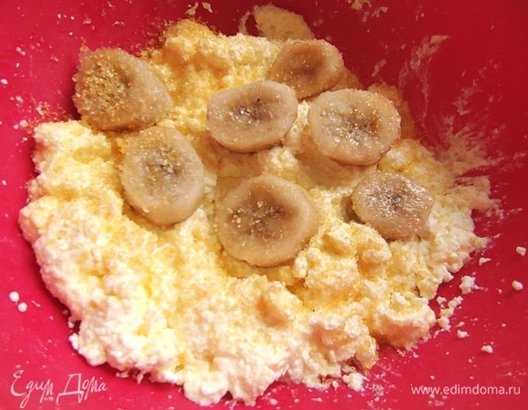 Добавить нарезанный банан и сахар с ванилью.