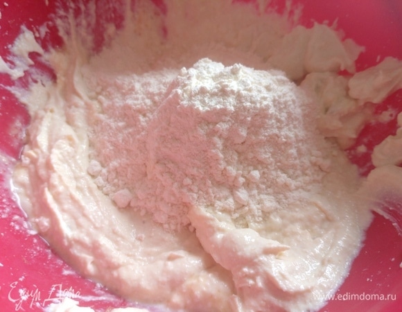 Всыпать муку. Количество зависит от влажности творога.