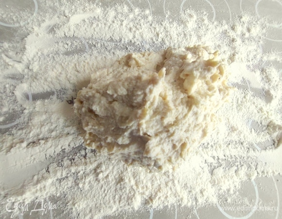 Перенести творожную массу на стол или коврик с мукой (1–2 ст. л.).