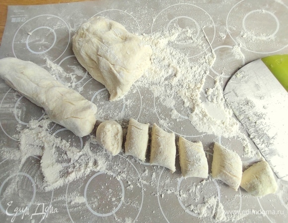 Скатать в шар, потом вытянуть в колбаску нежное, липкое тесто. Чем нежнее, тем вкуснее будут вареники.