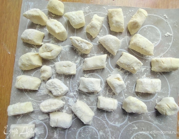 Нарезать на кусочки. Срез макать в муку. Можно приготовить много таких заготовок и заморозить на доске, потом стряхнуть в пакет и хранить в морозилке.