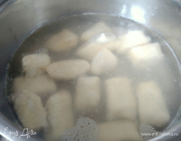 Вскипятить воду с солью (2 щепотки) и партиями варить вареники. Со дна помочь отлепиться ложкой.