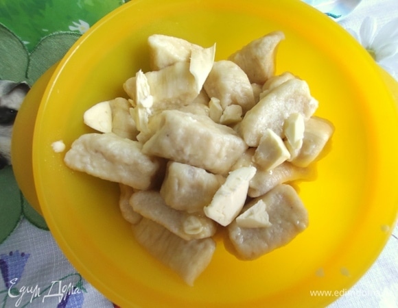 В миске для подачи можно полить растопленным маслом.