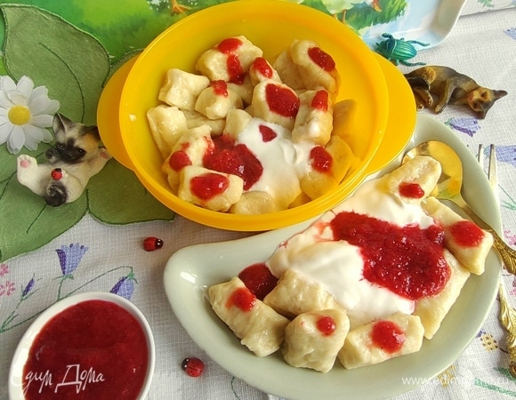 И сверху клубничным пюре.