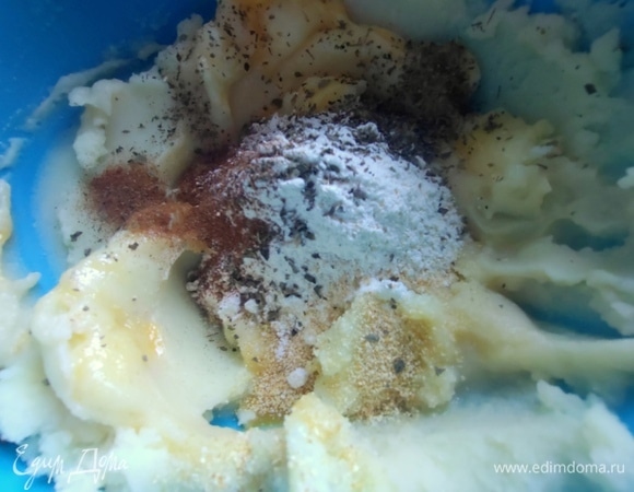 Всыпать приправы и муку.