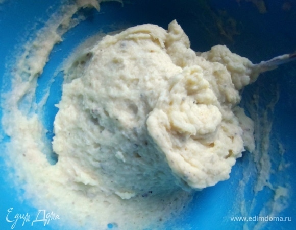 Муки может понадобиться больше, зависит от густоты пюре.