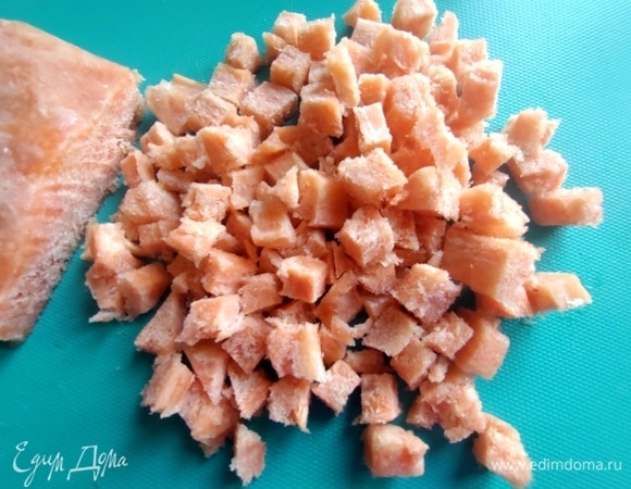 Удобно мелко нарезать, до конца не размораживая.