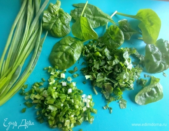 И шпинат. Берите любую зелень. Смешать с рыбой.