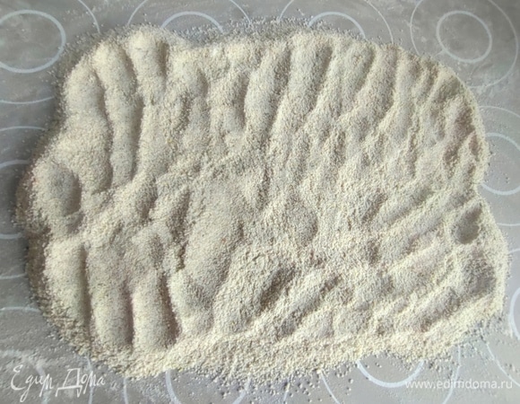 На столе или коврике рассыпать слоем сухари пополам с мукой. Добавить соль, перец, паприку.