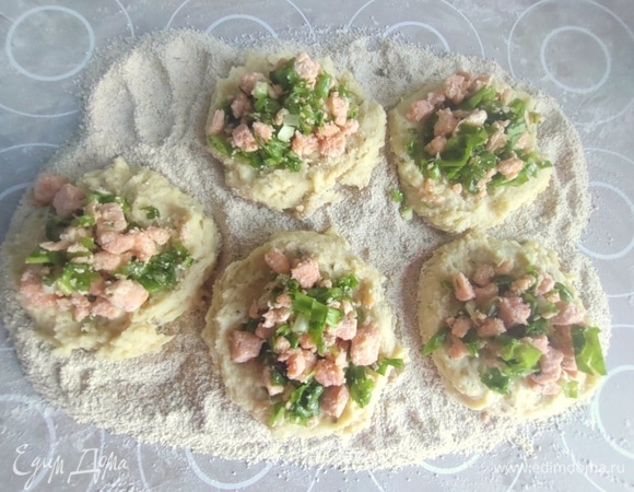 В центр поместить начинку.