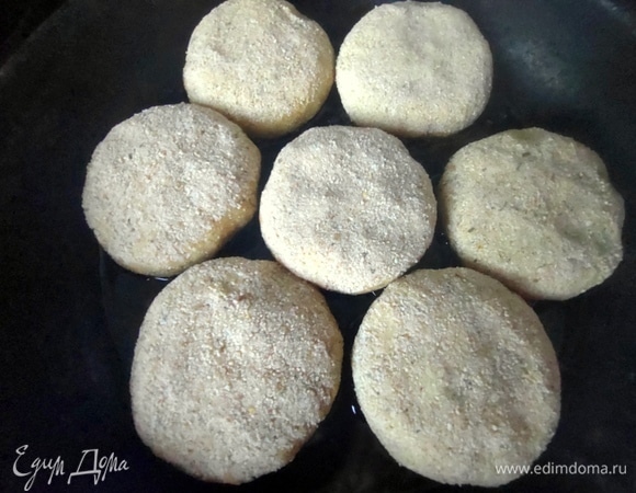 Перенести в сковороду с маслом.