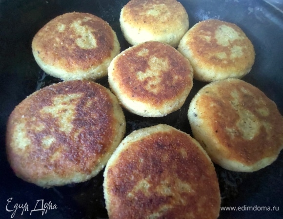 Переворачиваем и жарим до корочки.