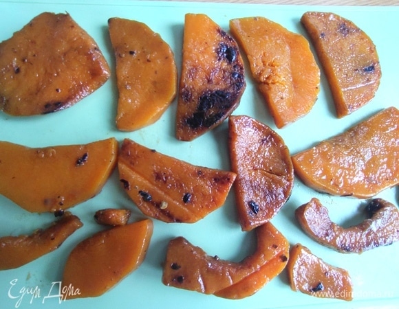 Тыква осталась от пикника на даче. Ломтики мариновали ночь с другими овощами, затем запекли на углях.