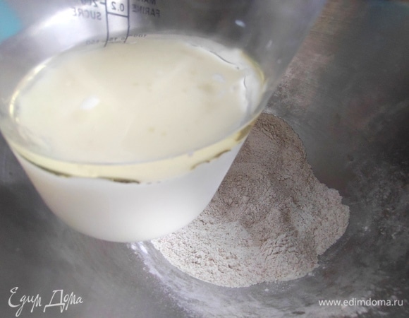 В кефир влить масло.