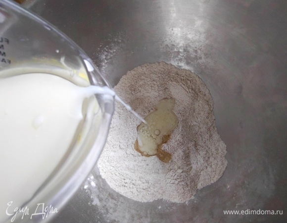 Перелить в сухой состав. Кефир жидкий.