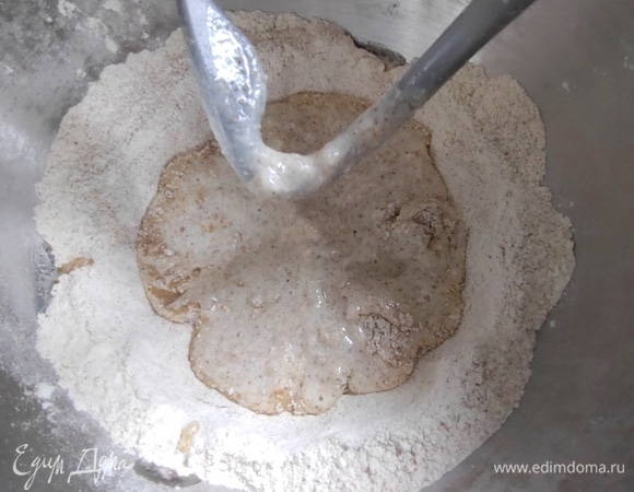 Замесить в тестомесе или руками.