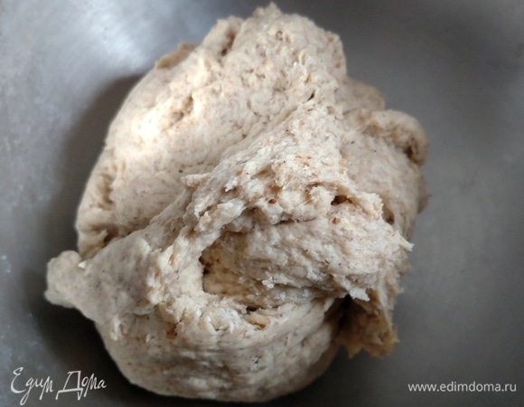 Тесто мягкое, липкое, но хорошо отходит от стенок. Если прилипает, добавьте ложку муки.