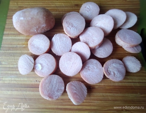 Детские сардельки нарезать.