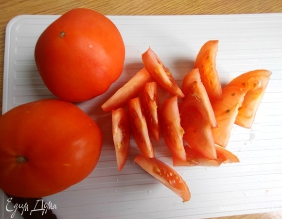 Помидор нарезать.