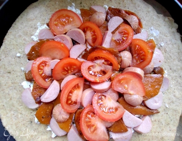 Накрыть все ломтиками помидора.