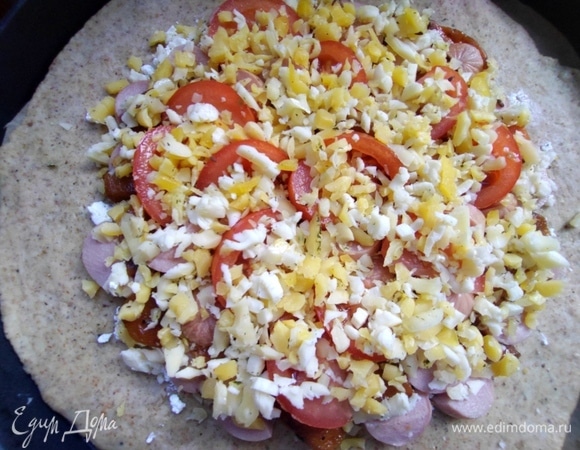 Посыпать тертым сыром. У меня три вида сыра в нарезке, тоже с дачи: моцарелла, сыр с тмином, сыр с зеленью.