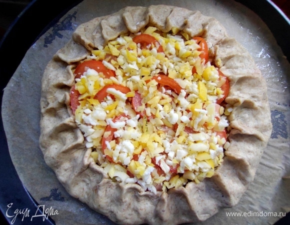 Накрыть краями начинку и защипать.