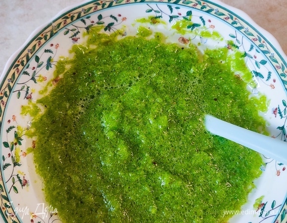 Стрелки с водой и растительным маслом смешать блендером до однородности. Я на зиму перемалываю чесночные стрелки и замораживаю порционно. Потом размораживаю ,чтобы использовать в рецепте. Посолить и поперчить по вкусу.