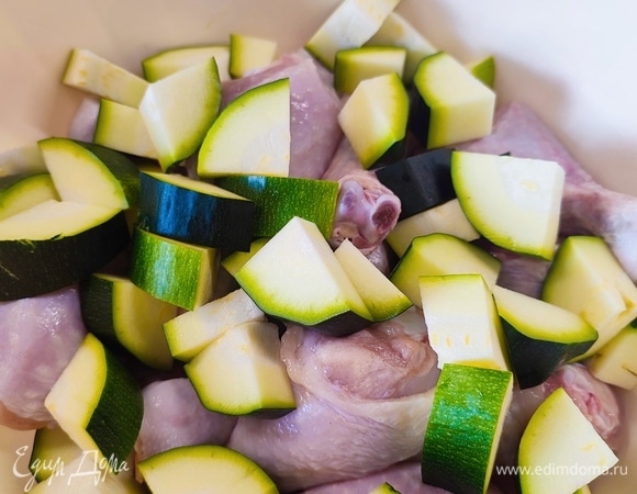 Голени промыть и обсушить (Татьяна в рецепте предлагает сделать филе голени, но я не стала этого делать). Молодой кабачок крупно нарезать.