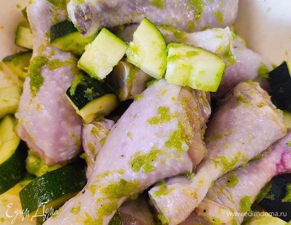 Смешать голени и кабачок с маринадом и оставить на 30 минут.