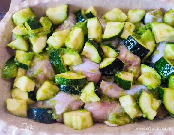 Выложить в форму для запекания. Запекать 45 минут при температуре 220°C.